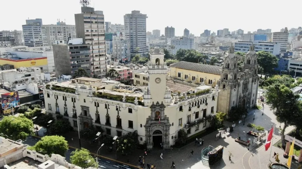 ¡Grafiti gratis en el Palacio de las Artes de Miraflores!