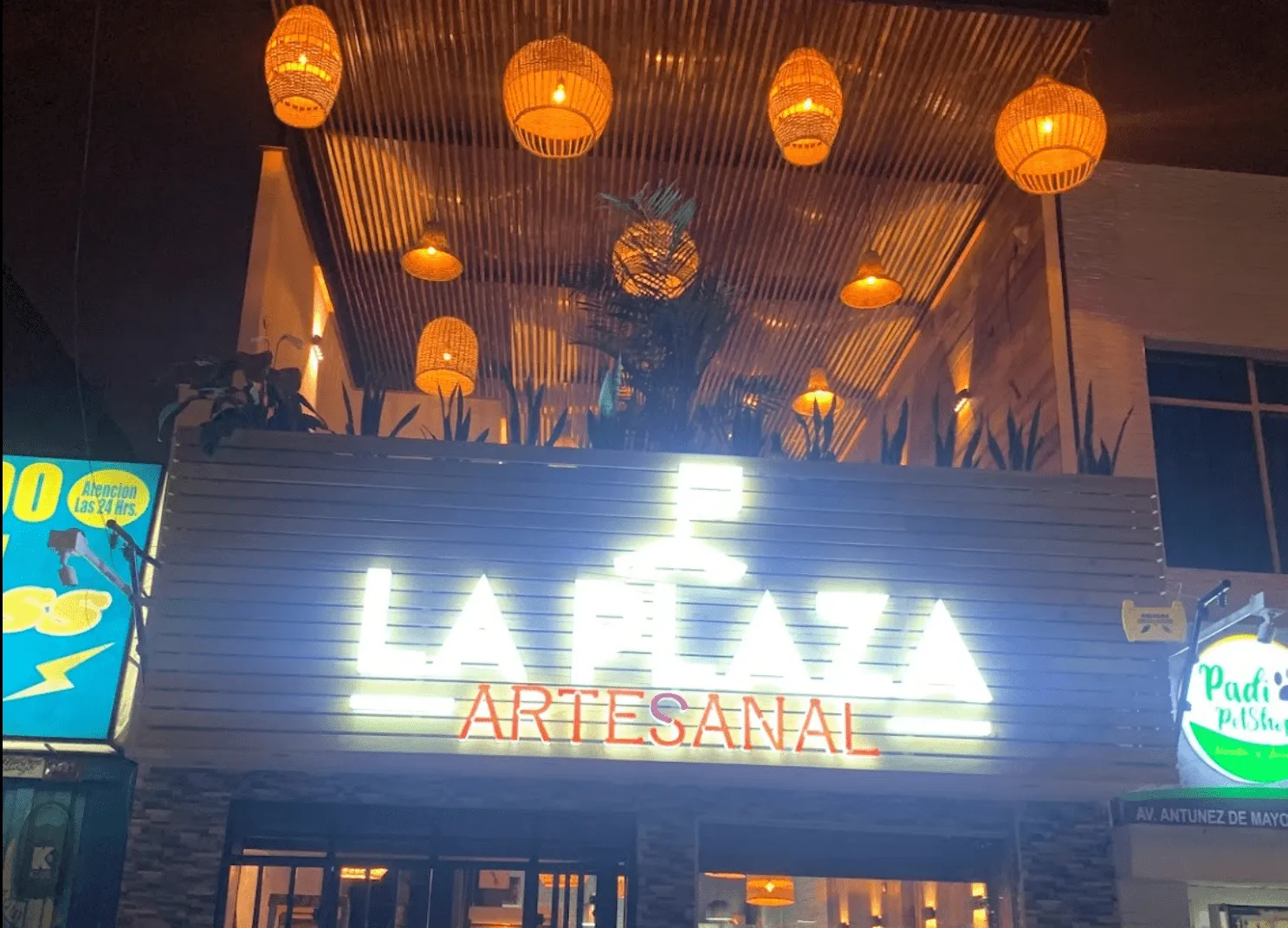 Plaza Artesanal: Un oasis de sabor y diversión en Los Olivos